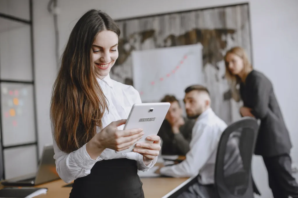 Executiva analisando resultados em tablet durante reunião