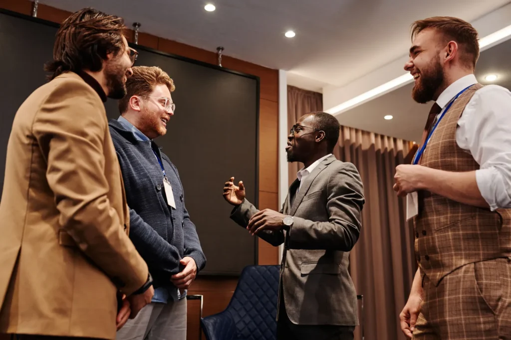 Executivos em networking durante evento de negócios