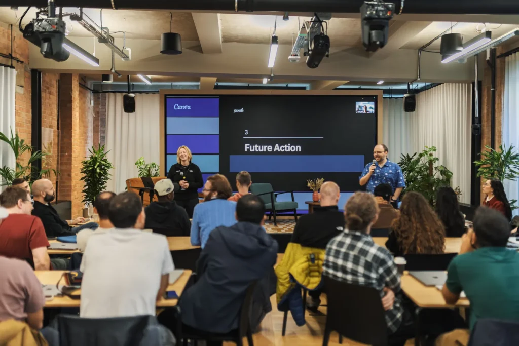 Workshop de estratégia com apresentação e plateia